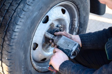 Minsk, Belarus - 25 Mart 2020: bir araba servisinde tekerlek tamiri. Şehirdeki lastik montajının fotoğrafı..