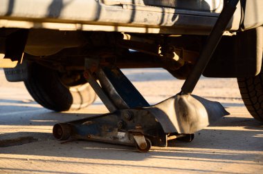 Minsk, Belarus - 25 Mart 2020: bir araba servisinde tekerlek tamiri. Şehirdeki lastik montajının fotoğrafı..