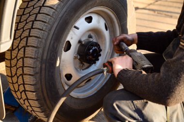Minsk, Belarus - 25 Mart 2020: bir araba servisinde tekerlek tamiri. Şehirdeki lastik montajının fotoğrafı..