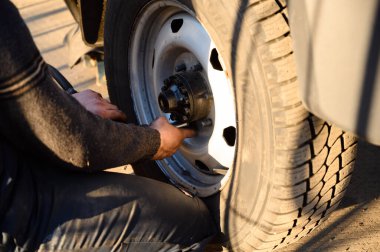 Minsk, Belarus - 25 Mart 2020: bir araba servisinde tekerlek tamiri. Şehirdeki lastik montajının fotoğrafı..