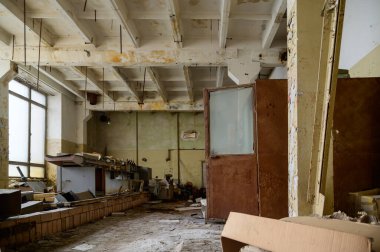 Terk edilmiş bir yıkım tesisinde gecekondu mahallesinin fotoğrafı. Atölyede çöp doldur.