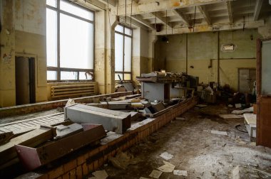 Terk edilmiş bir yıkım tesisinde gecekondu mahallesinin fotoğrafı. Atölyede çöp doldur.