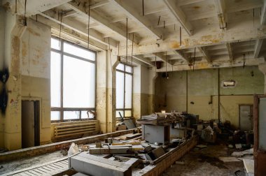 Terk edilmiş bir yıkım tesisinde gecekondu mahallesinin fotoğrafı. Atölyede çöp doldur.