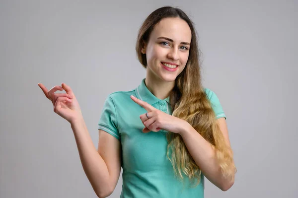 Foto Uma Menina Bonita Com Cabelos Longos Uma Camiseta Turquesa — Fotografia de Stock