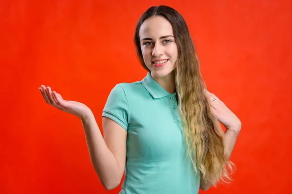 Foto Uma Menina Bonita Com Cabelos Longos Uma Camiseta Turquesa — Fotografia de Stock