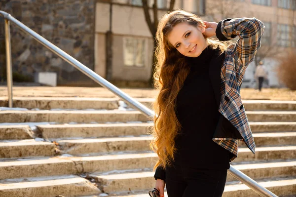 Portrait Printanier Une Belle Jeune Fille Mode Aux Cheveux Longs — Photo