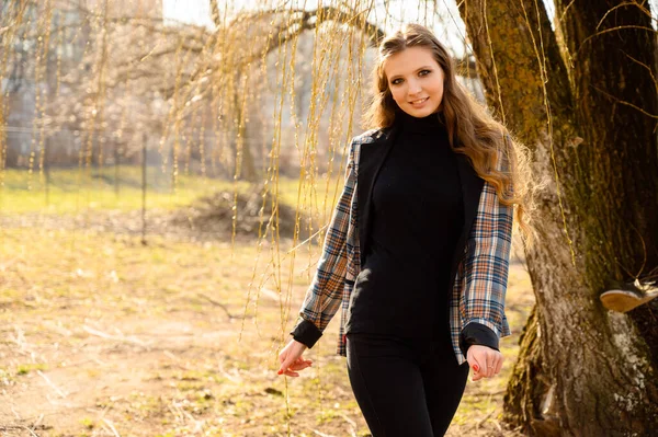 Portrait Printanier Une Belle Jeune Fille Mode Aux Cheveux Longs — Photo