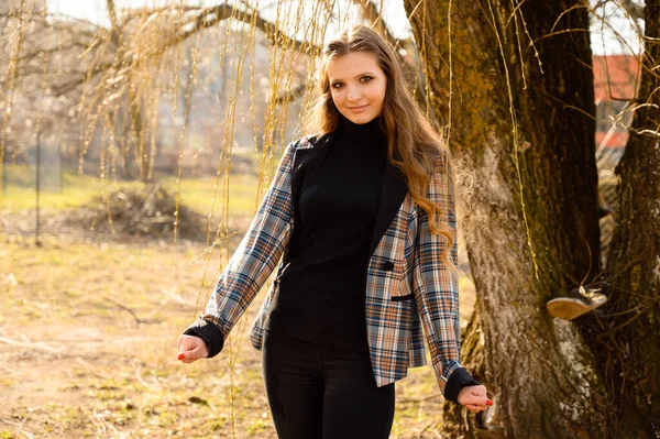 Jarní Portrét Módní Krásné Mladé Dívky Dlouhými Vlasy Úsměvem Parku — Stock fotografie