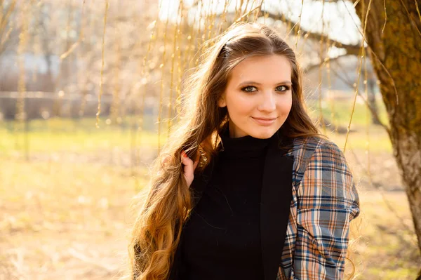 Retrato Una Joven Hermosa Moda Con Pelo Largo Con Una —  Fotos de Stock