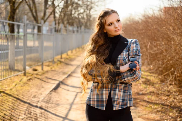 Retrato Una Joven Hermosa Elegante Con Pelo Largo Con Una —  Fotos de Stock