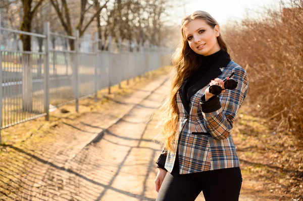 Tarz Sahibi Güzel Bir Genç Kızın Portresi Uzun Saçlı Parkın — Stok fotoğraf