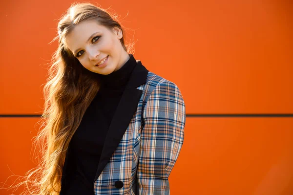 Retrato Uma Bela Menina Elegante Com Cabelos Longos Com Sorriso — Fotografia de Stock