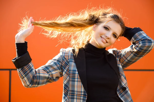 Retrato Uma Bela Menina Elegante Com Cabelos Longos Com Sorriso — Fotografia de Stock