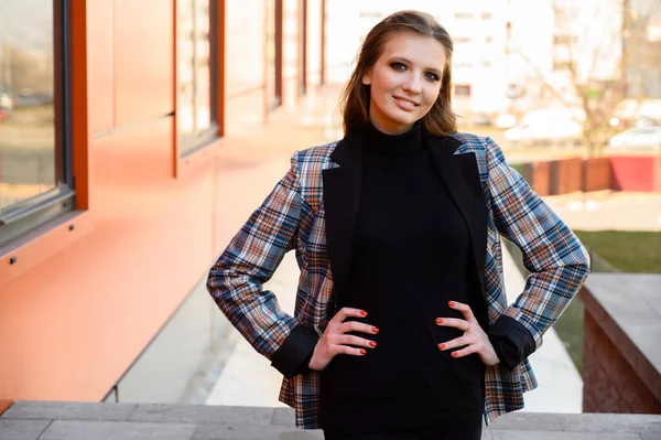 Porträtt Ganska Vacker Ung Flicka Med Långt Hår Med Ett — Stockfoto