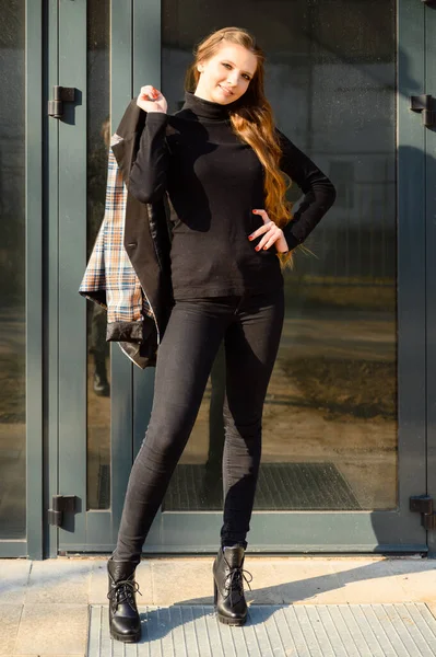 Retrato Vertical Una Hermosa Joven Con Pelo Largo Una Sonrisa —  Fotos de Stock