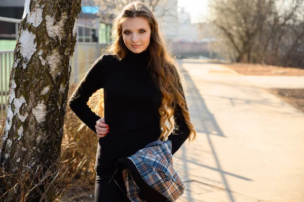 Portret Van Een Stijlvolle Jonge Vrouw Met Lang Haar Met — Stockfoto