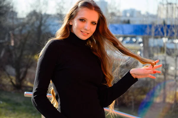 Porträtt Snygg Ung Kvinna Med Långt Hår Med Ett Leende — Stockfoto