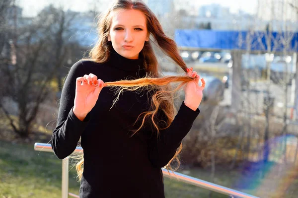 Porträtt Snygg Ung Kvinna Med Långt Hår Med Ett Leende — Stockfoto