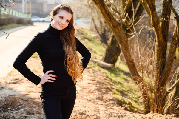 Portret Van Een Stijlvolle Jonge Vrouw Met Lang Haar Met — Stockfoto