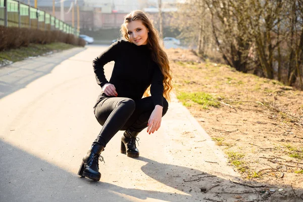 Retrato Una Chica Bonita Agachada Sobre Camino Alto Una Chica — Foto de Stock