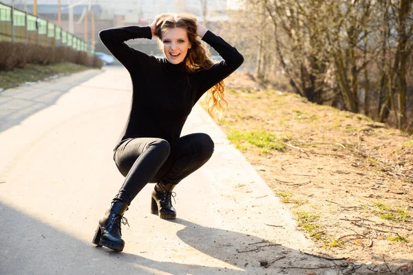 Retrato Una Chica Bonita Agachada Sobre Camino Alto Una Chica — Foto de Stock