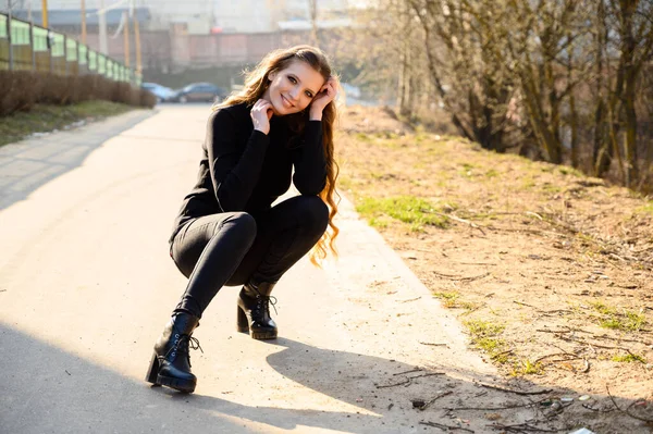 Portrét Hezké Dívky Krčící Nad Hlavní Silnicí Mladé Dívky Dlouhými — Stock fotografie