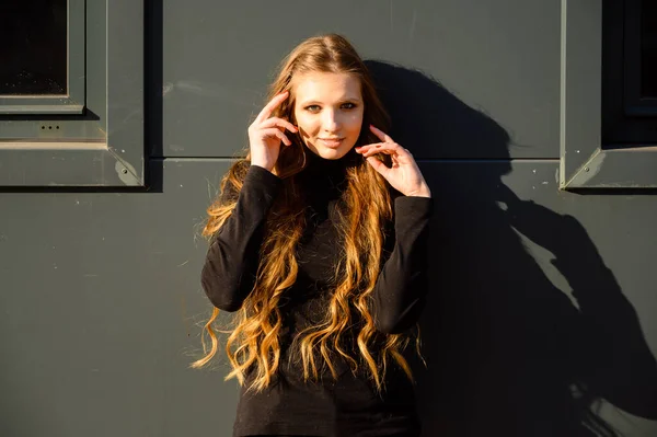 Міський Портрет Красивої Молодої Дівчини Довгим Волоссям Посмішкою Тлі Стіни — стокове фото