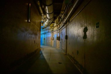 Terk edilmiş bir odadaki boş bir koridorun fotoğrafı.