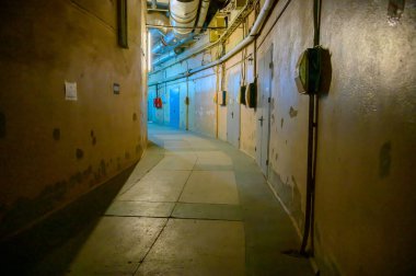 Terk edilmiş bir odadaki boş bir koridorun fotoğrafı.