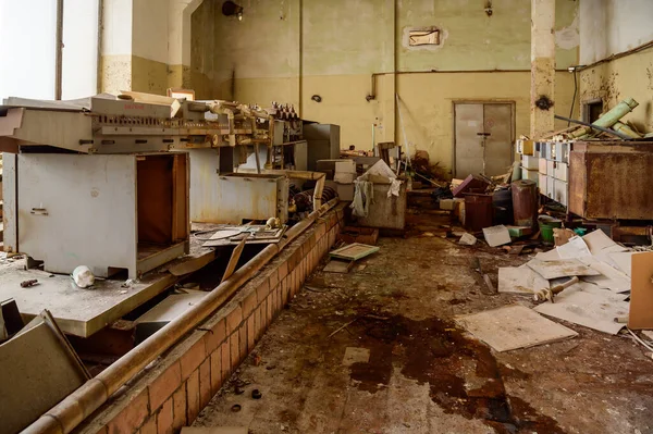 Foto Einer Müllhalde Einem Verlassenen Raum Einer Zerstörten Fabrik — Stockfoto