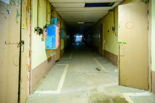 一张废弃房间中贫民窟的空旷走廊的照片 — 图库照片