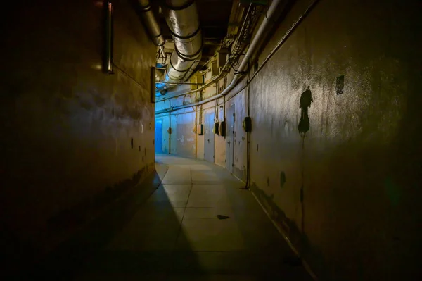 放棄された部屋のスラム内の空の廊下の写真 — ストック写真
