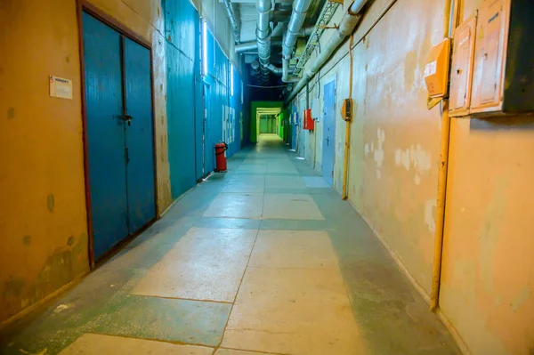 放棄された部屋のスラム内の空の廊下の写真 — ストック写真