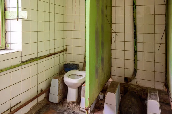 Kenar Mahalle Fotoğraf Tuvaleti Kanalizasyon — Stok fotoğraf