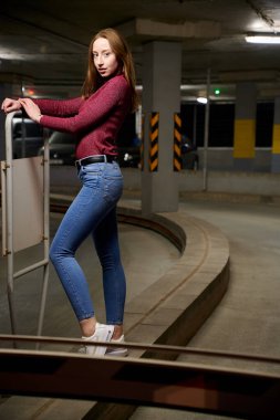Bir gece otoparkta güzel bir genç kızın portresi..