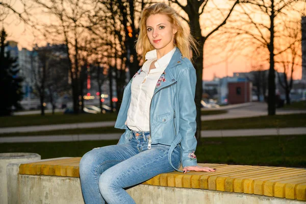 Foto Blondýna Dívka Modrém Obleku Večerních Hodinách Městě Při Západu — Stock fotografie