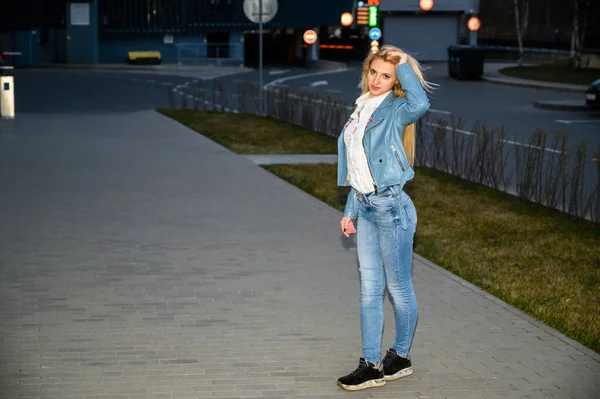 Foto Blonde Mädchen Einem Blauen Anzug Abend Der Stadt Bei — Stockfoto