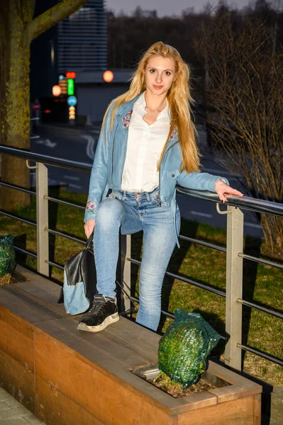 Porträtt Blond Flicka Natten Staden Vid Solnedgången Utomhus Bakgrund Ljus — Stockfoto