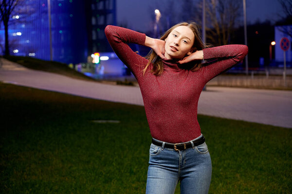 Портрет красивой девушки однажды ночью в свете городских огней на открытом воздухе
.