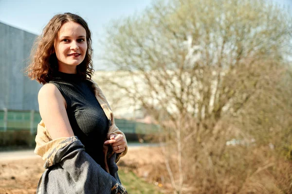 Foto Hermosa Chica Morena Delgada Posando Aire Libre Sol Primavera — Foto de Stock