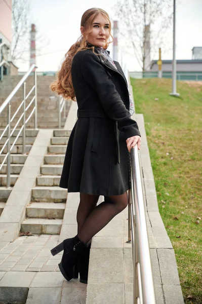 도시의 계단에서 코트를 금발의 소녀의 — 스톡 사진