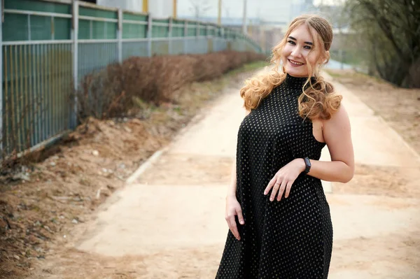 Foto Menina Loira Moda Casaco Estrada Livre Cidade Primavera — Fotografia de Stock