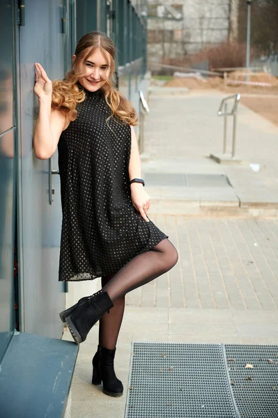 Foto Una Chica Rubia Moda Vestido Sobre Fondo Una Pared —  Fotos de Stock