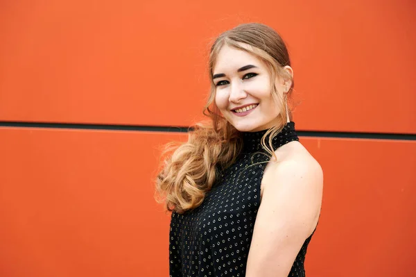 Foto Uma Menina Loira Moda Vestido Fundo Parede Laranja Livre — Fotografia de Stock