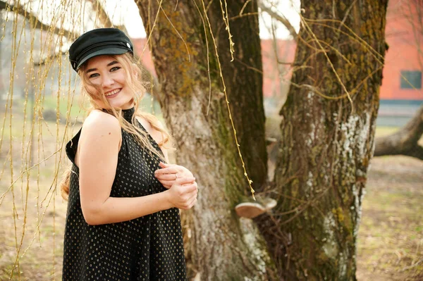 공원의 배경에 모자를 금발의 소녀의 — 스톡 사진
