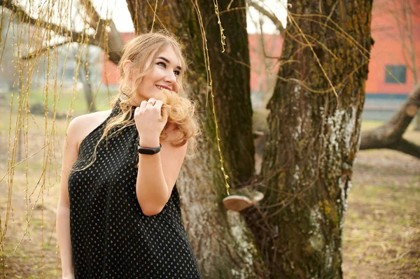 Fotografie Módní Blondýny Dívka Pozadí Stromu Venku Parku Spring City — Stock fotografie