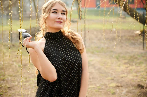 Egy Divatos Szőke Lány Portréja Szabadban Egy Tavaszi Városi Parkban — Stock Fotó