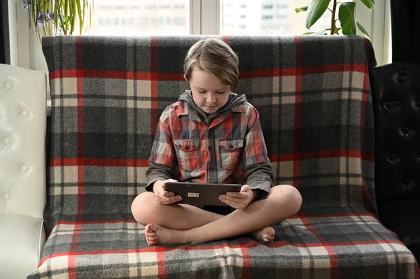 Photo Boy Child Quarantined Room Home Playing Smartphone — Stock Photo, Image