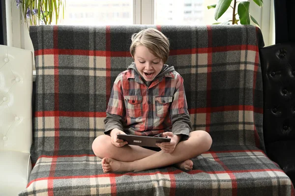 Photo Boy Child Quarantined Room Home Playing Smartphone — Stock Photo, Image