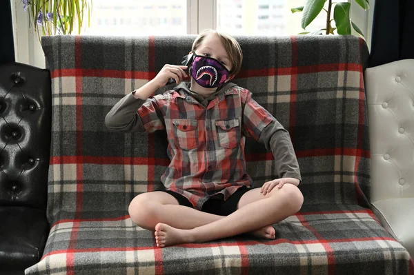 Photo Boy Child Medical Funny Mask Quarantine Room Home Plays — Stock Photo, Image